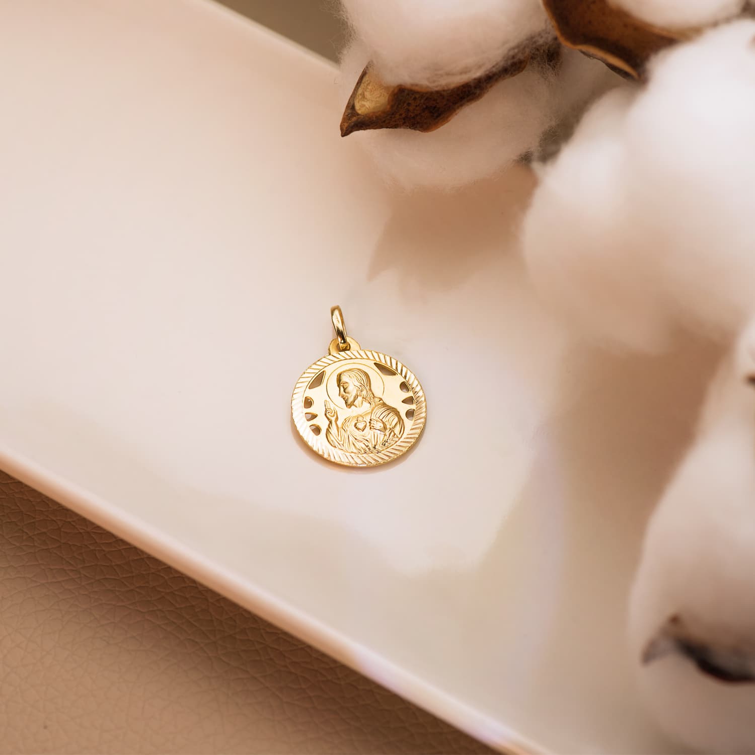 18K Medal Sacred Heart of Jesus Christ Openwork Propeller 18 mm