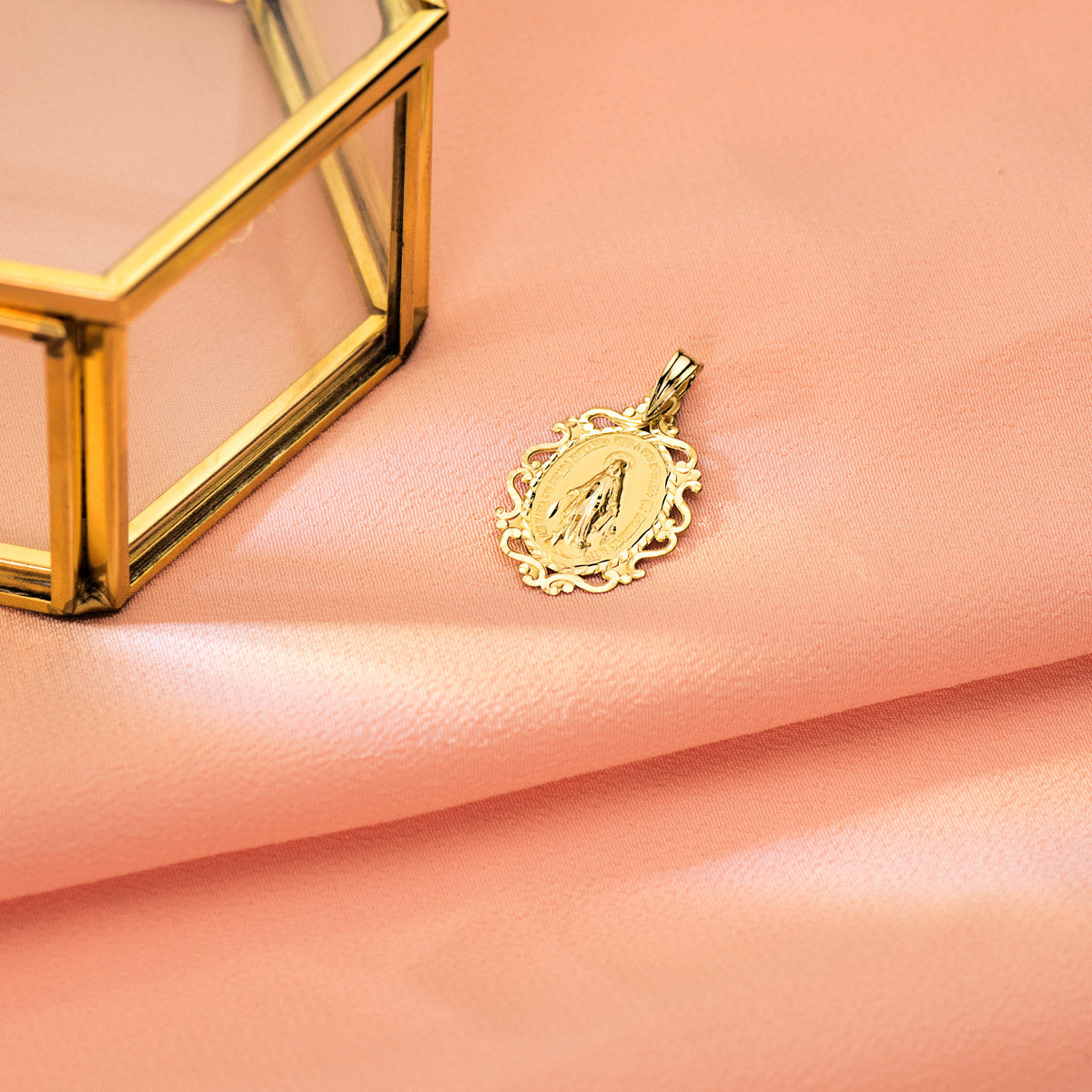 18K Medalla Virgen De La Milagrosa Cerco 23x16 mm 1.15Gr