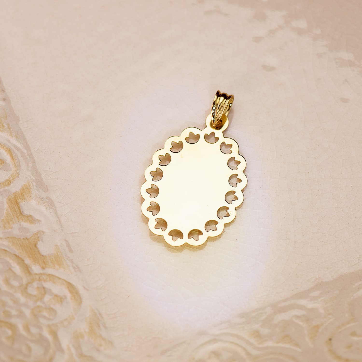 18K Medalla Virgen Milagrosa Cerco Calado 34 x 22 mm