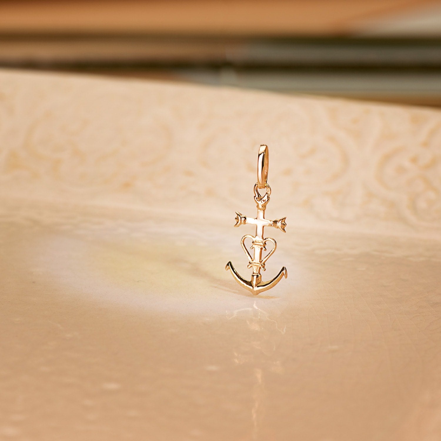 18K Cross Of La Camarga Yellow Gold. 20 x 12 mm