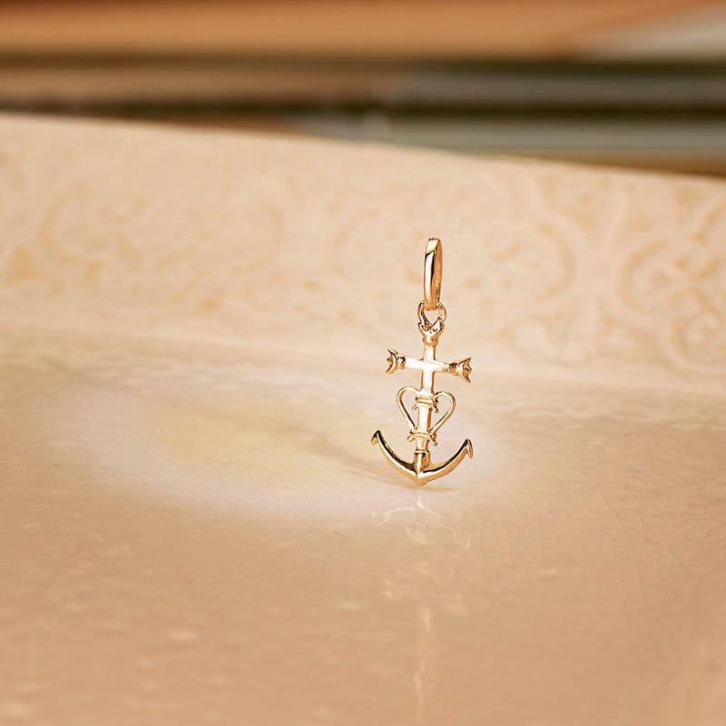 Croix de Camargue en Or Jaune 18 Carats. 20x12mm