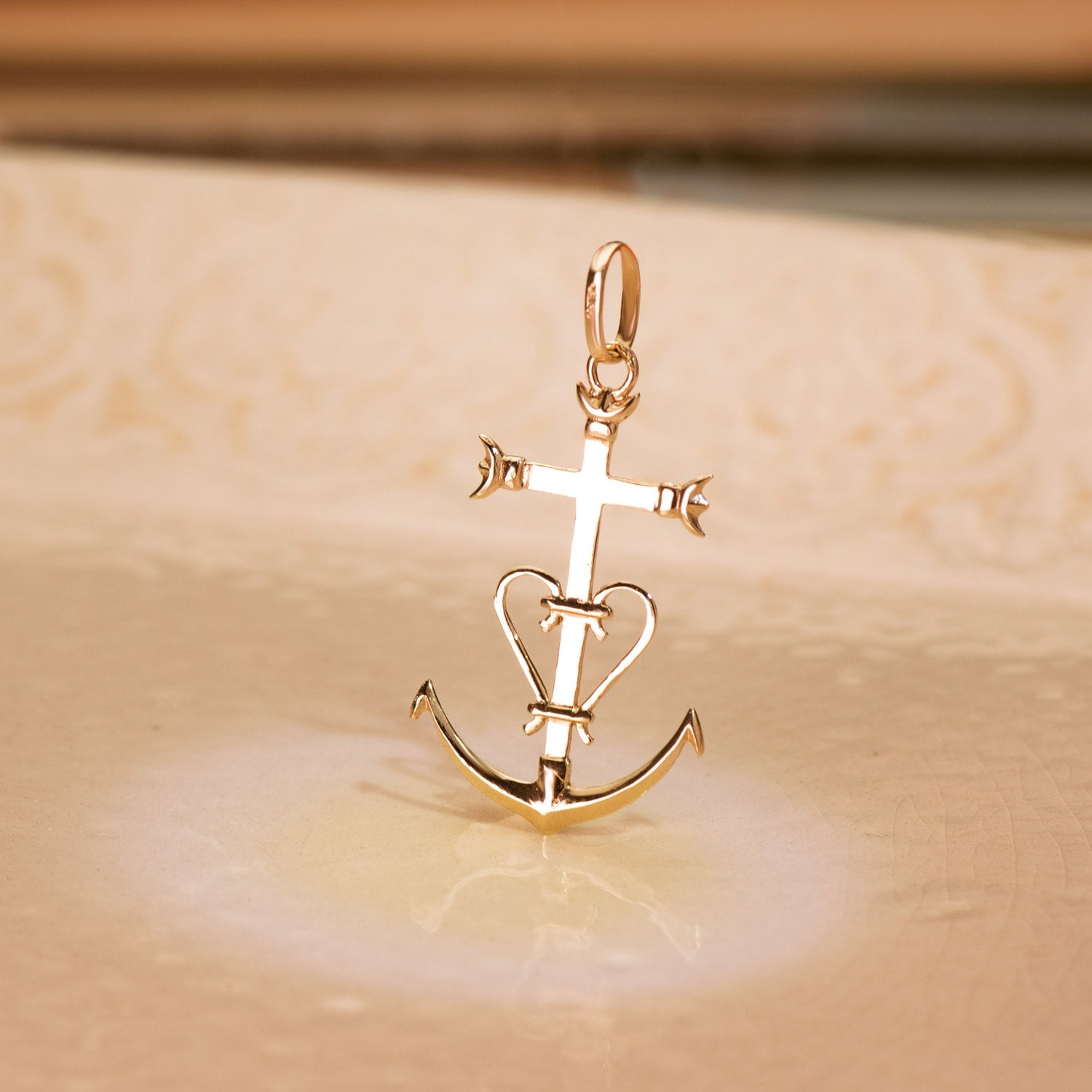 18K Yellow Gold Camargue Cross. 32 x 20 mm