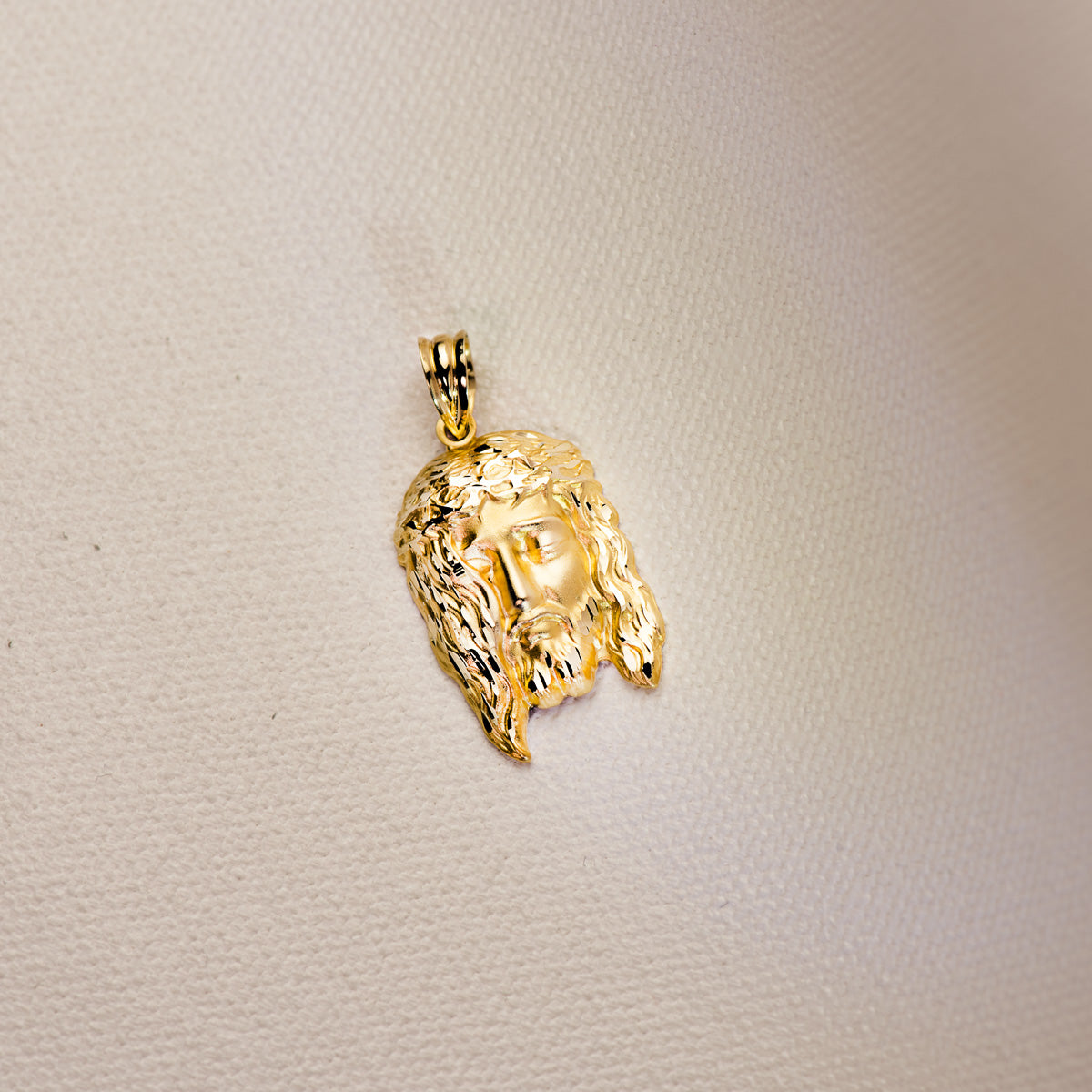 18K Pendant Christ Head 26x16 mm