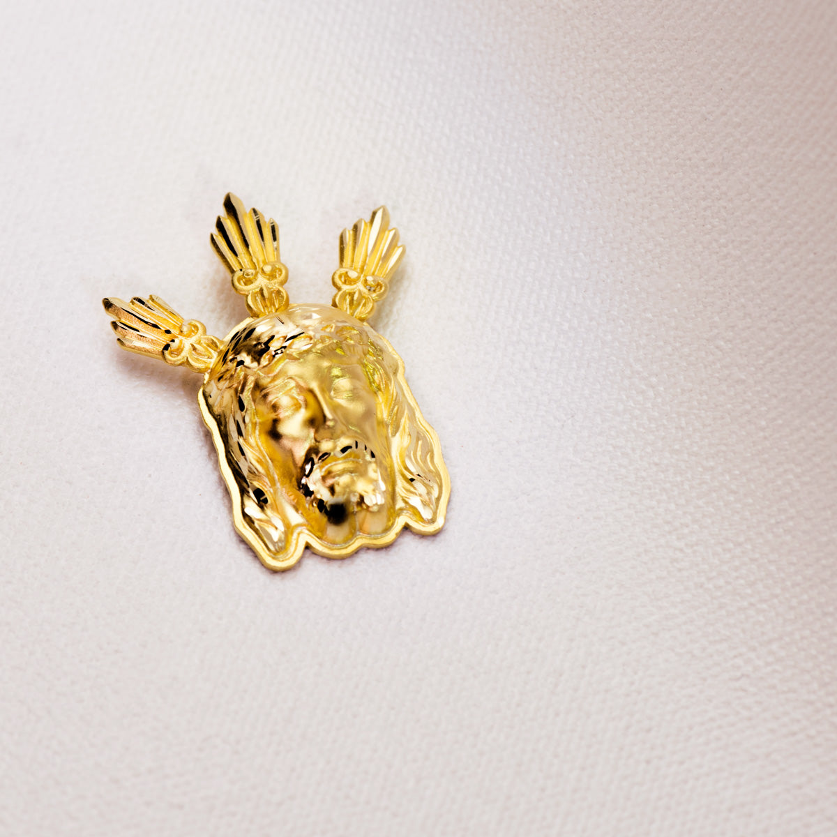 Colar 18K Pingente Cabeça de Cristo Potências 39x28 mm