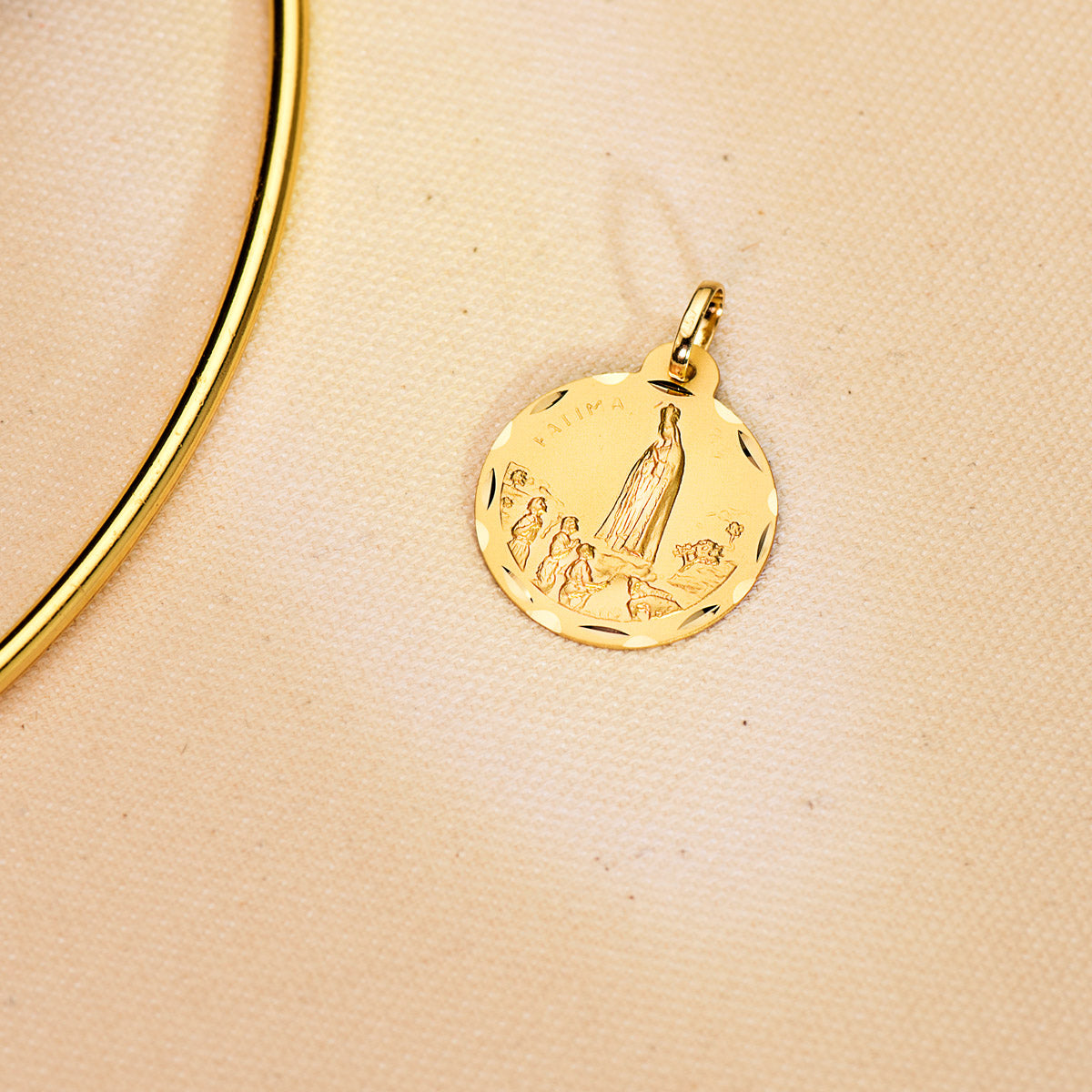 18K Medaille Jungfrau von Fatima geschnitzt 22 mm