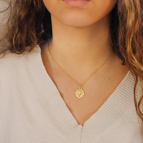 Médaille Fille Vierge Or Jaune 18K 19x16 mm