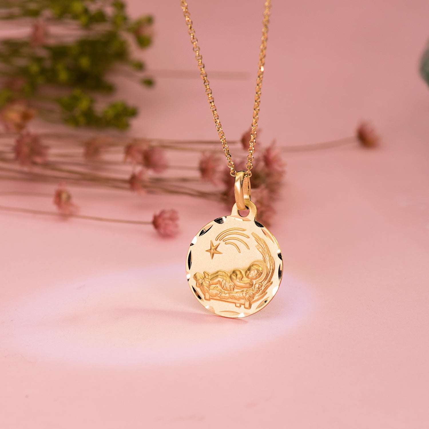 18K Medaille Gelbgold Kind der Krippe Geschnitzt 16 mm