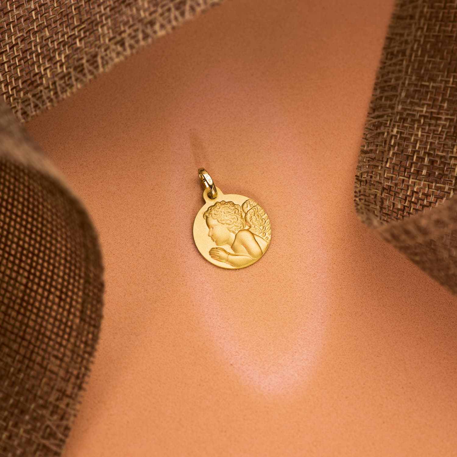 18K Yellow Gold Medal "Pious Child Angel" Praying Matte. 16 mm
