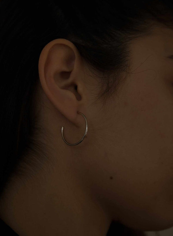 Classic circular silver hoop earrings 25 mm