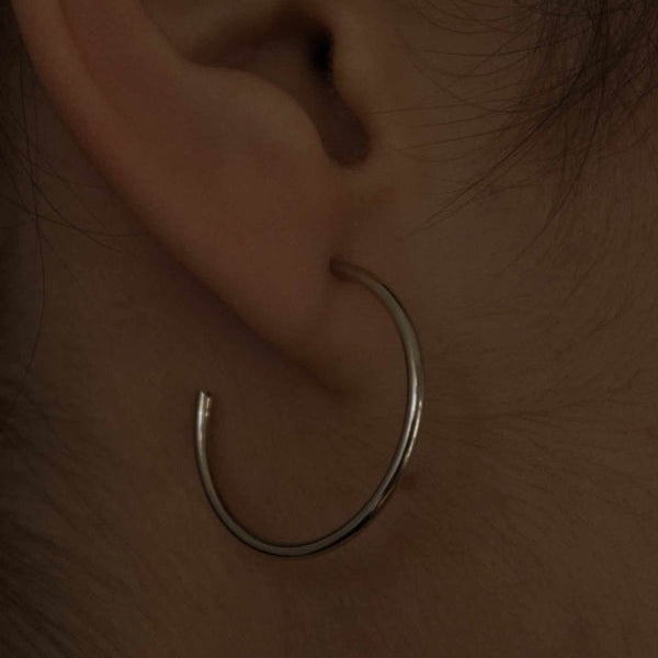 Classic circular silver hoop earrings 25 mm