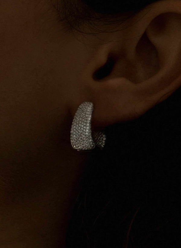Boucles d'oreilles créoles design épaisses avec sertissage total en zircone