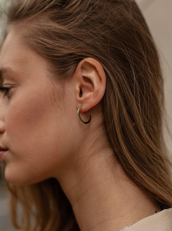 Pendientes aros medianos clásicos y elegantes estilo plano bañados en oro 20 mm