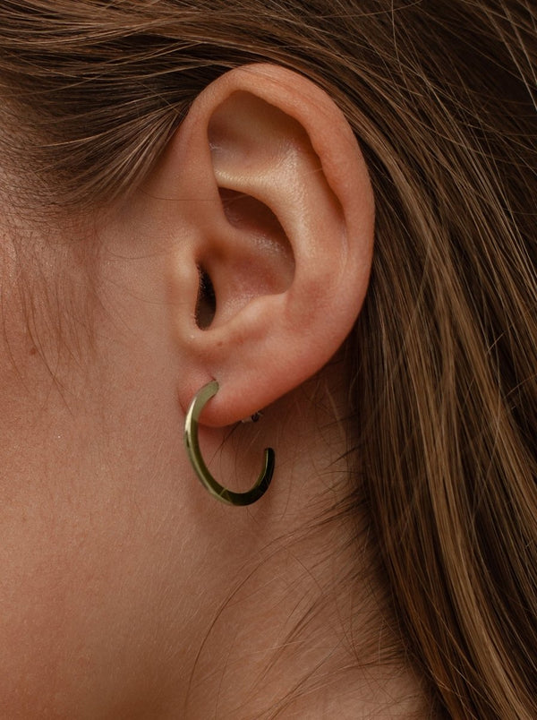 Pendientes aros medianos clásicos y elegantes estilo plano bañados en oro 20 mm