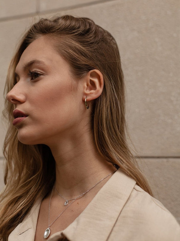 Pendientes aros medianos clásicos y elegantes estilo plano bañados en oro 20 mm