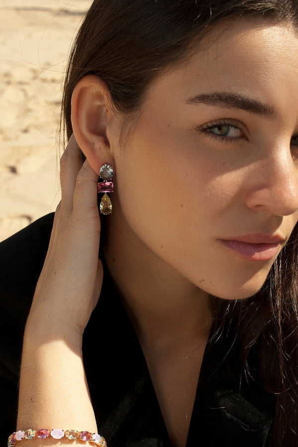 Pendientes de piedras de colores en talla redonda esmeralda y pera