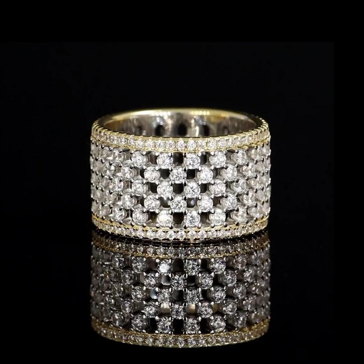 Band ring with white zirconia