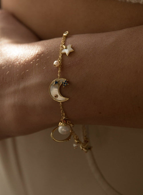 Pulseras de perlas en oro diseño múltples mini charms