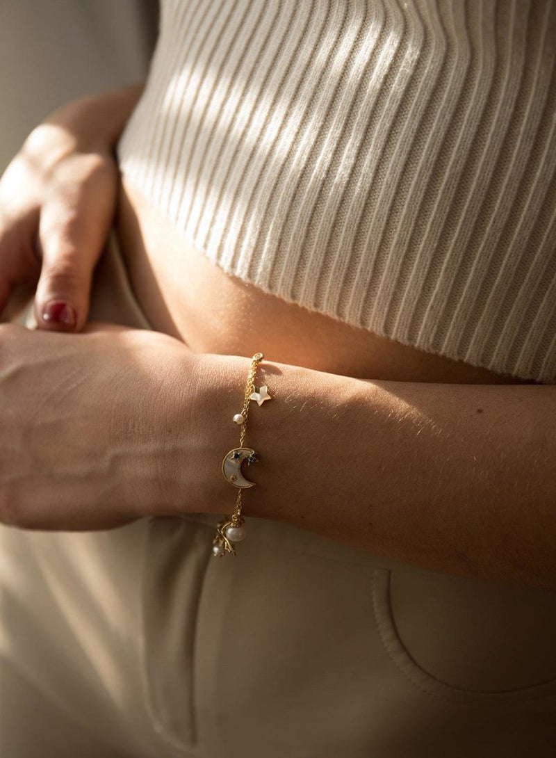 Pulseras de perlas en oro diseño múltples mini charms