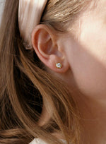 Petites boucles d'oreilles en argent design circulaire de base avec zircone plaqué or
