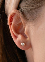 Petites boucles d'oreilles en argent rose, design circulaire de base avec zircone
