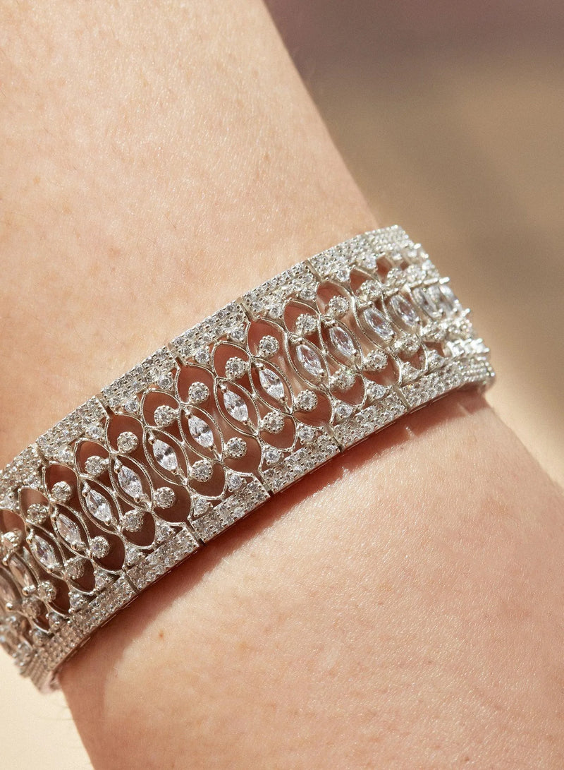 Bracelet épais en argent Rivière avec plusieurs rails de quartz adamantin blanc et détails en zircon sur les côtés