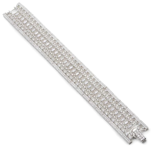 Bracelet épais en argent Rivière avec plusieurs rails de quartz adamantin blanc et détails en zircon sur les côtés