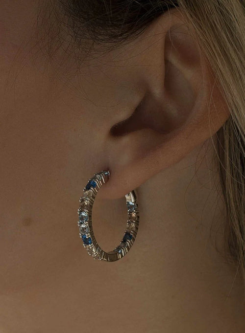 Boucles d'oreilles créoles avec pierres dans des tons bleu argenté