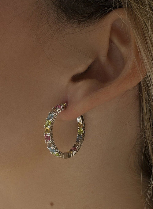 Boucles d'oreilles créoles avec pierres au design argenté aux tons chauds