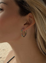 Boucles d'oreilles créoles avec pierres au design argenté aux tons chauds