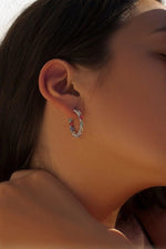 Boucles d'oreilles créoles en argent avec pierres colorées dans des tons froids