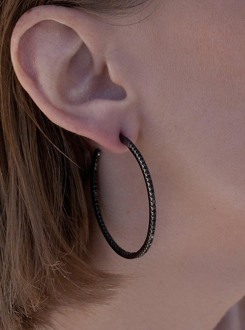 Grandes boucles d'oreilles créoles en argent avec monture épaisse en zircone noire