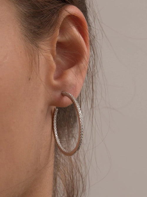 Grandes boucles d'oreilles créoles en argent avec sertissage épais en zircone