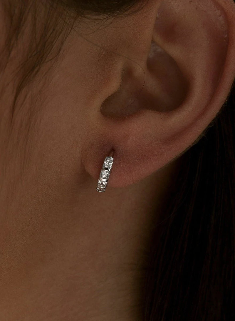 Petites boucles d'oreilles créoles en argent avec design extérieur en zircone