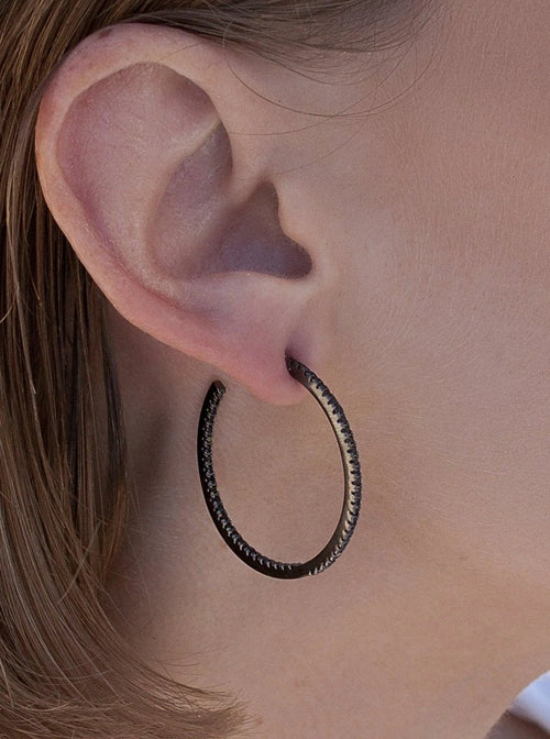 Grandes boucles d'oreilles créoles en argent avec carrés et contour en zircone en noir