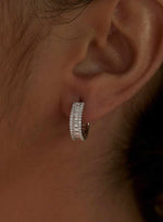 Boucles d'oreilles créoles en argent avec design total en zircone